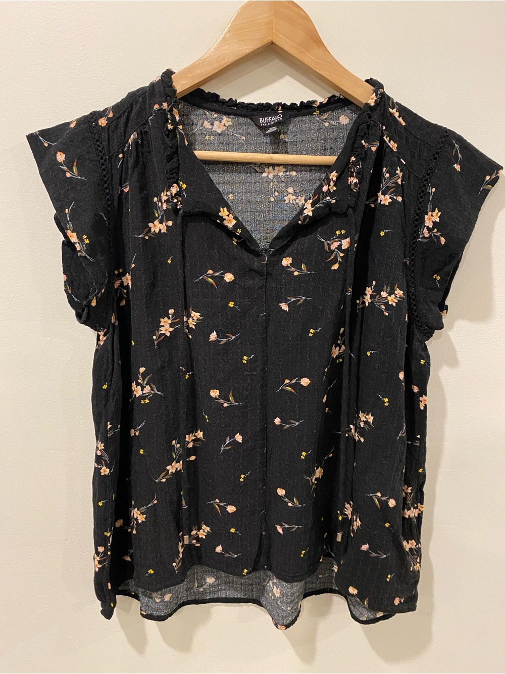 Buffalo David Bitton short sleeve black floral top size medium